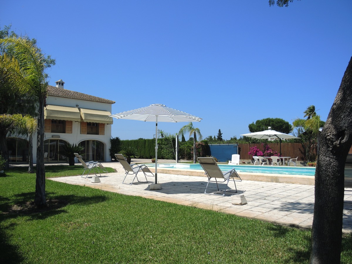 Villa Verdat - Poolside sitting areas